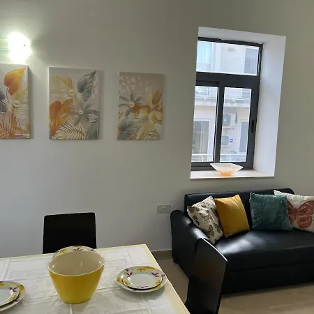 Lägenhet Hilltop With A Roof Terrace